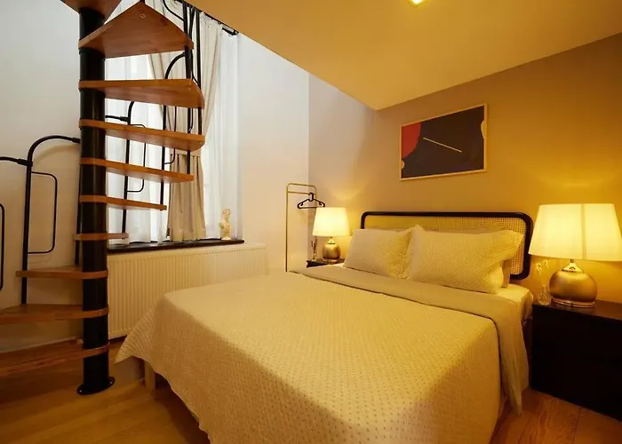 Historic High-ceiling 2-flat Combo - Taksim