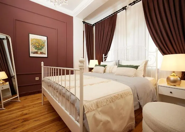 Historic High-ceiling 2-flat Combo - Taksim