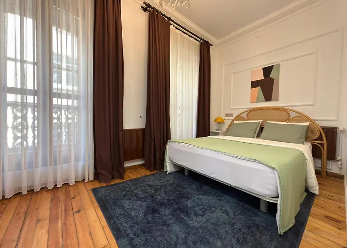 Historic High-ceiling 2-flat Combo - Taksim