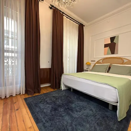 Historic High-ceiling 2-flat Combo - Taksim